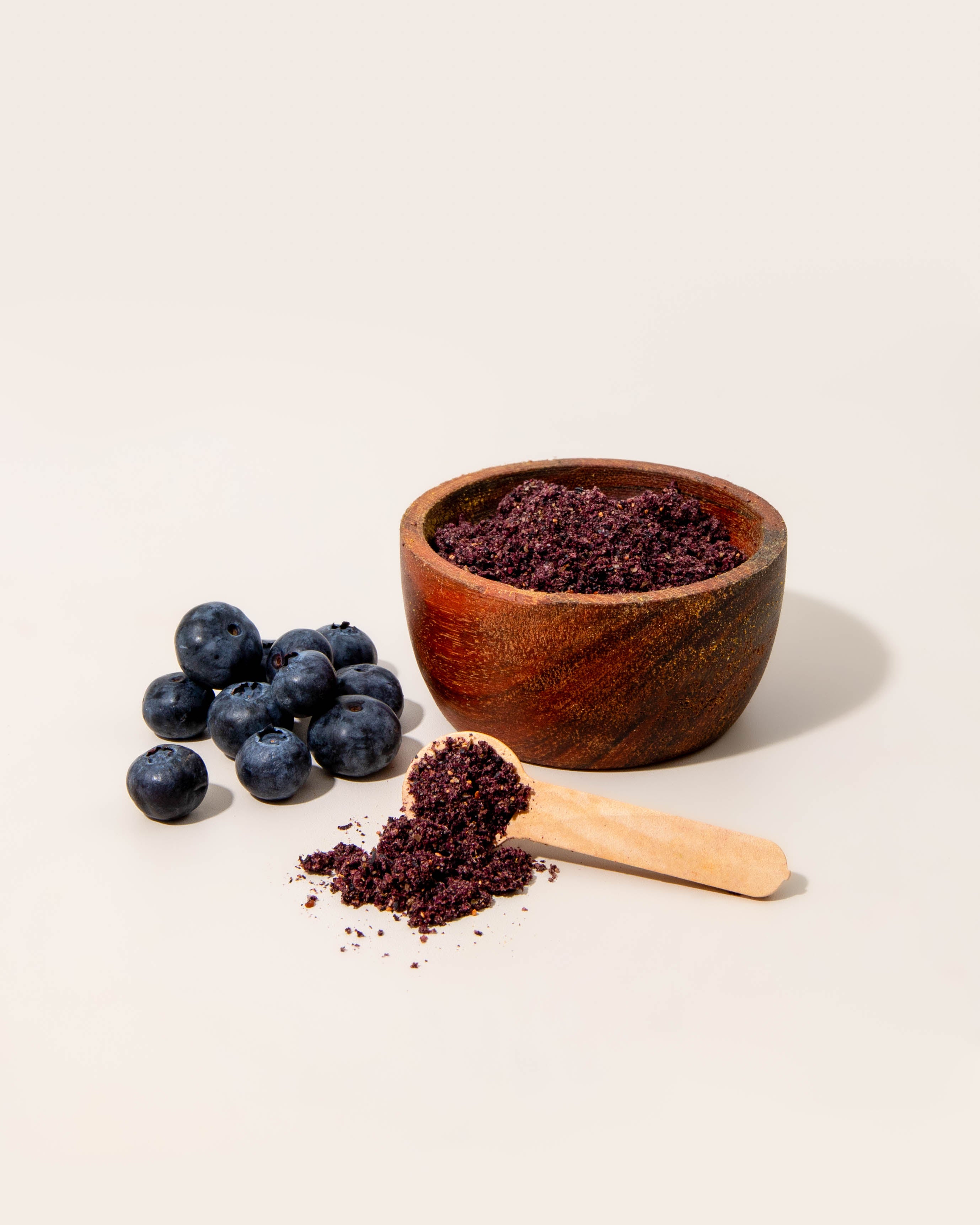 raw blueberries and natural powdered blueberry treat for dogs, healthy freeze-dried pet snack by Pookie Pets